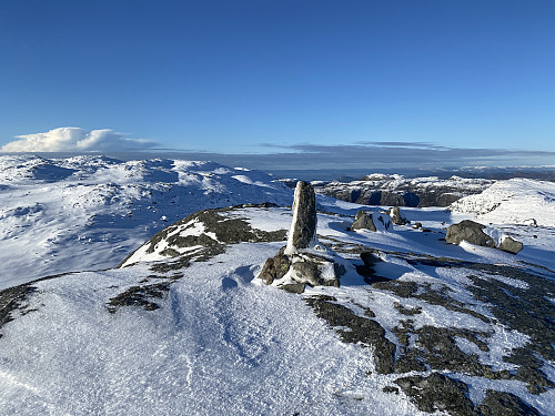 På toppen av Bergeheia med utsikt mot Krunefjell og Salane på kvar si side av Grautabotn. Almåsen sjåast på andre sida av Tysdalsvatnet