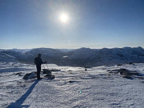 Straks på Vardhusheia og utsikten åpnar seg. Me ser Longavatnet, Svartavatnet og bl.a. Bratteliknuten, Godlifjellet og Naganibba