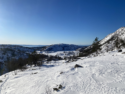 Fra toppen av Gåsabrekkene med utsikt over Gåsavatnet med Bjøllandsfjellet