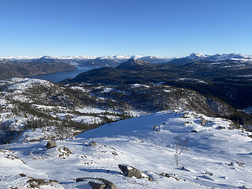 På nordryggen med overblikk over Vindafjorden med Lysenuten, Gaupåsen og Grytenuten dominerende