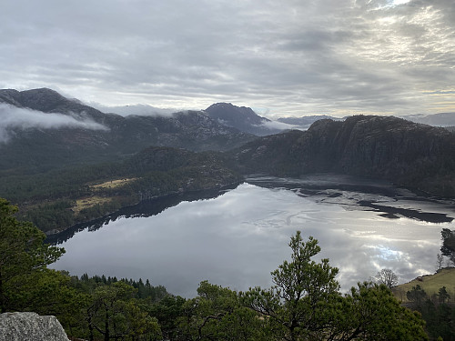 Frå Foreåsen med panorama over Lerangsvatnet med Varen, Bergefjellet og Våmulen