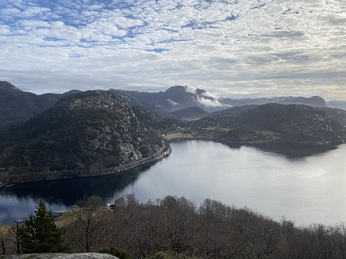 Panorama over Skjeivik frå Lerangshammaren. Me ser bl.a. Våmulen og Erevikshammaren