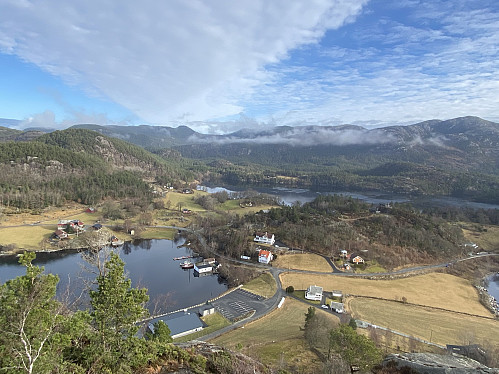 Ditto over Lerang med Lerangsvågen og -vatnet. Me ser bl.a. tilbake til Foreåsen til venstre