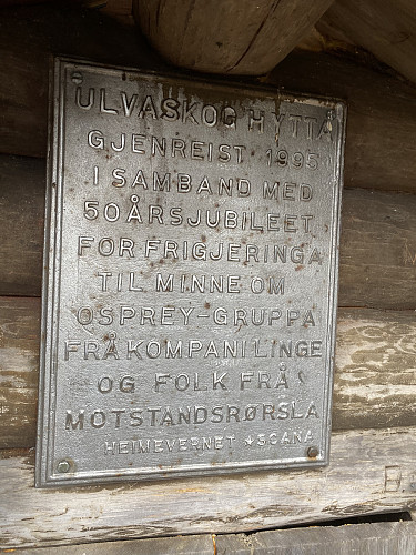 Minneplate på Ulvaskoghytta i anledning 50-års jubileet etter frigjeringa