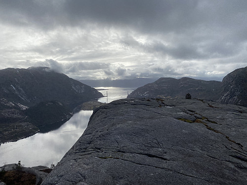 På "antennetoppen" med utsikt over ytre del av Lysefjorden