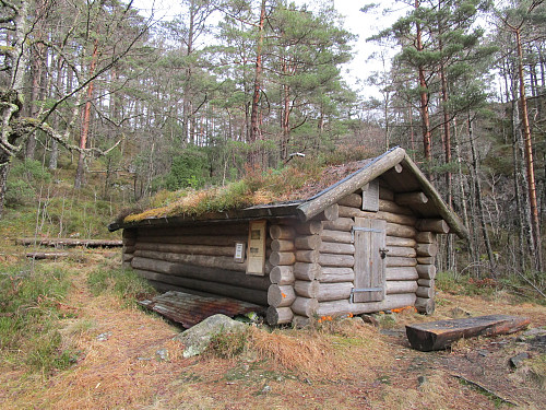 Ulvaskoghytta slik ho tek seg ut i våre dagar