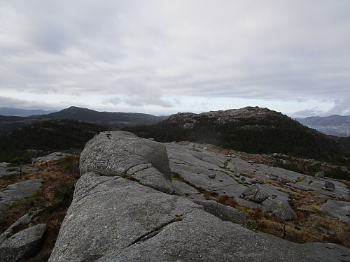 På den vardelause toppen av Ulvaskogfjellet med Dormålsfjellet og Hesten i bakgrunnen