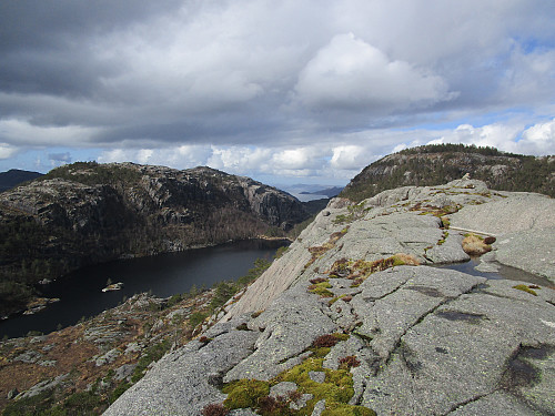 Straks på Gråknuten, siste topp på pf≥50m lista for Strand. Me ser Gloppavatnet med Ulvaskog- og Dormålsfjellet til venstre og Gryteknuten til høgre