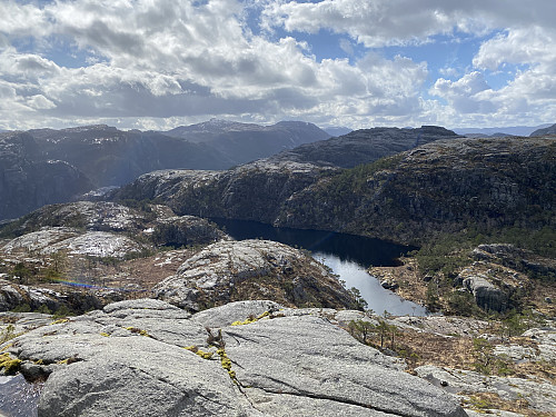 Frå same staden mot ytre del av Gloppavatnet og Hatten kjennesleg i bakgrunnen
