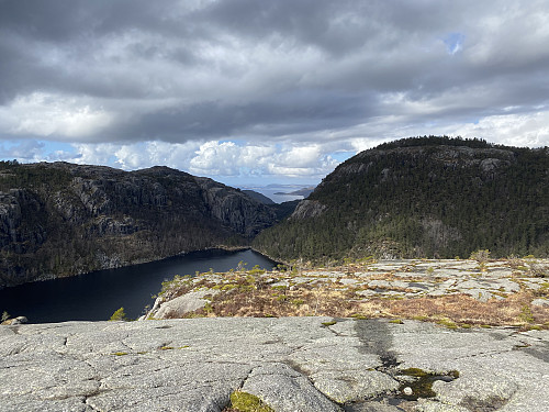 Frå Gråknuten med utsikt ut den tronge Gydalen. Lengst ute ser me Nagaklubben, dagens første øytopp, Kråkeberg på Hidle, og Rennesøyhodnet