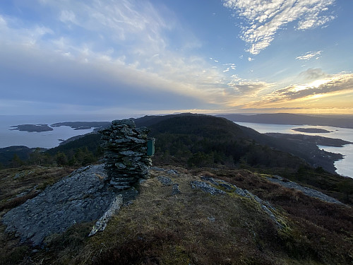 Utsikt vestover ryggen mot Toftøy, Hest, Gudbrandsfjellet og Boknafjellet bakerst