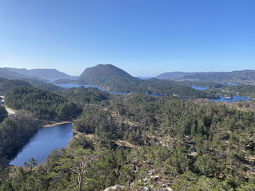 Fra oppunder toppen med flott utsikt mot Borgøy med Hellebrekkene/Hest og Gudbrandsfjellet på kvar side