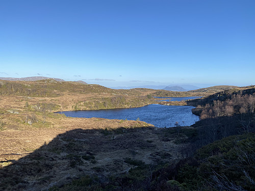På topplatået med utsikt mot Krokavatnet. Gråhorga og Borgundøy er kjenneslege