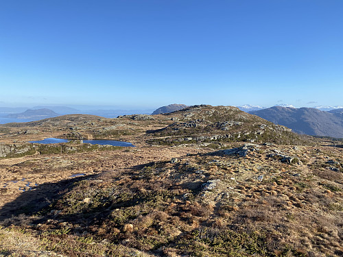 Mot hovudtoppen Slettafjellet med Borgundøy bak til venstre