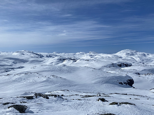 Frå Kaldafjellet med framifrå utsikt vestover. Me ser Snønuten, Kringlenuten og Leirnuten nærast og dreg kjensel på Såta og Napen lenger bak