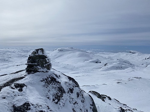 Frå det vardesette og høgaste punktet på Steinkilenuten, fylkets 19. høgaste fjelltopp, ser me bort på Leirnuten og Kringlenuten