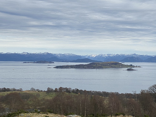 Mot Strandaøyene Hidle, Heng og Idse på rekke og rad