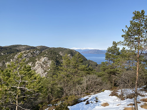 I oppstigningen mot nabotoppene i nordøst og hvitpyntede fjell i Kvinnherad