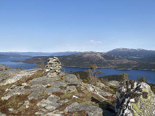 På ett av flere toppunkt mot Bjoa med Gråhorga dominerende. I midten sees Låklinuten med Krakefjellet framfor