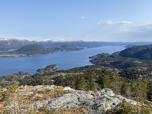 Mot Ålfjorden med Vardåsen og Alnaåsen gjenkjennelige på den andre siden