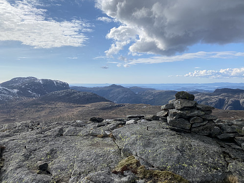 På Krunefjell med utsikt over Tysdalsheia. Reinaknuten og Lauvåsen dominerer på kvar si side av Tysdalsvatnet