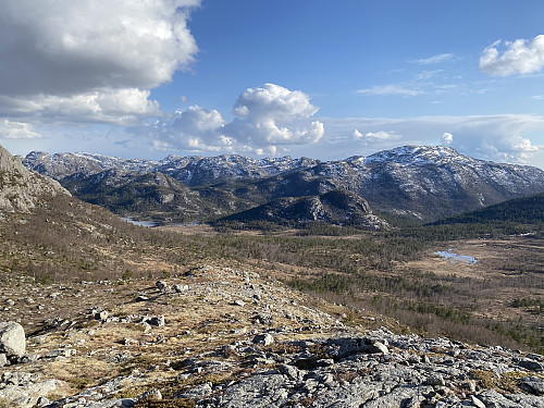 Frå Fonna mot Tysdalsheia og Forenesvatnet med Solknuten. Topprekka i bakgrunnen inkluderer kremtoppane Heiahodnet, Naganibba, Krossfjellet, Godlifjellet, Bratteliknuten og Liaknuten