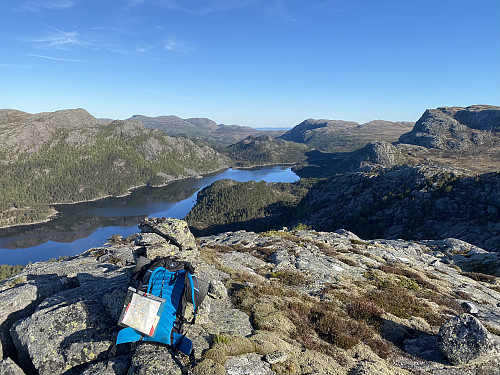 På vardepunktet lengst vest på høgdedraget med praktfull utsikt over Longavatnet. Dei same toppane dominerer