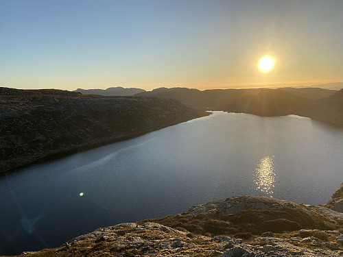 Solnedgangen sett frå Brogavassklubben. Silhuettane av bl.a. Reinaknuten og Krunefjell sjåast bakerst