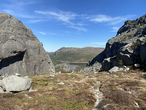 Øvst i Støladalen med utsikt mot Vardhustjødnane og Krunefjell