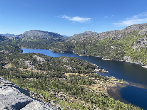 Frå toppunktet på sekundærtoppen med utsikt sørover Longavatnet. Me ser mot nedre Krødene og utløpet av Skitliåna nærast og Bratteliknuten og Godlifjellet i bakgrunnen