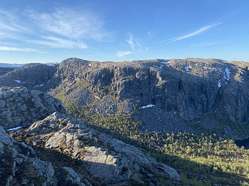 Frå om lag same staden mot den mektige nordveggen på Steinfjellet, naturleg nok kalla Skivassfjellet på gamle kart