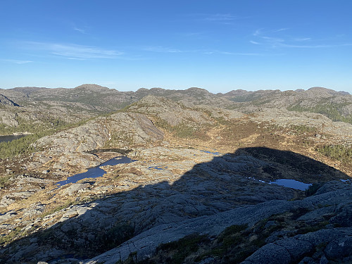 Nedstigning frå Gamlestølsknuten med utsikt over høgdedraget vestanfor. Sekundærtoppen nord for Skivatnet som er neste mål, sjåast sentralt i bildet