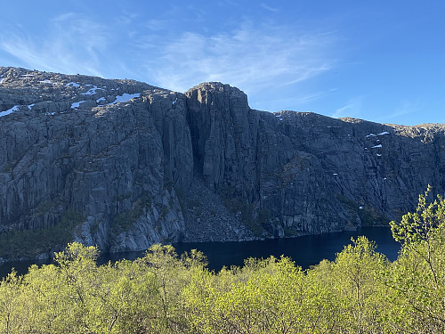 Eit mektig hogg i nordveggen på Steinfjellet. Kan dette vera det eigentlege Splitthodnet som er navngitt på gamle kart?