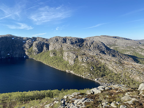 På sekundærtoppen nord for Skivatnet med utsikt over utløpet av vatnet. I bakgrunnen sjåast 728-toppen lengst vest på Steinfjellet (Splitthodnet) og Bratteliknuten