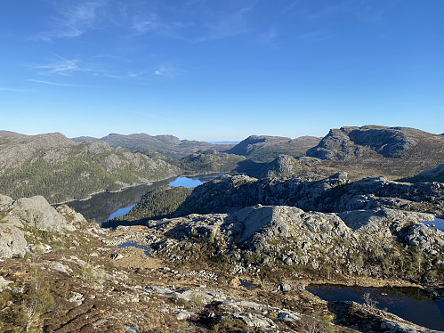 Frå same staden med utsikt mot nordenden av Longavatnet og den kuperte Jørpelandsheia. Dominerande toppar er Vardhusheia, Krunefjell og Liaknuten