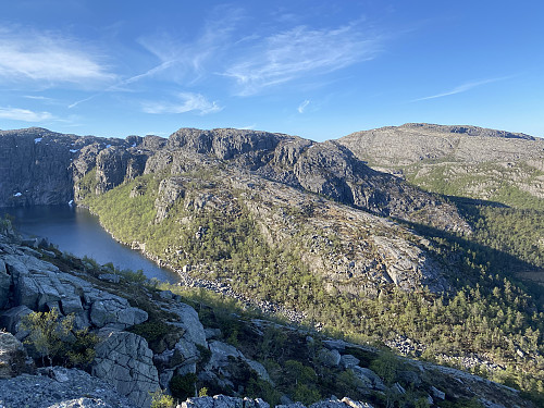 Frå same staden med utsikt over utløpet av Skivatnet. I bakgrunnen sjåast 728-toppen lengst vest på Steinfjellet (Splitthodnet) og Bratteliknuten