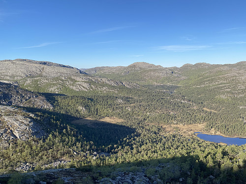 Frå same staden med utsikt mot myrene sør for Longavatnet og sørenden av vatnet. Dessutan ser me Svartavatnet under Godlifjellet og ein flik av Kvednavatnet under Bratteliknuten