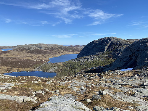 Frå om lag same staden mot Venavatnet, Skitlitjødna og ein flik av Brogavatnet. Den dominerande toppen er Venafjellet med "glefsa" på sørsida