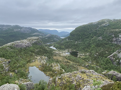 Herleg utsikt over Kvelven med dei tre tjødnane, Øyavatnet og Holmavatnet. Bakerst kan silhuettane av Ternefjell, Reinaknuten og Skorafjellet ved Tysdalsheia kjennast att