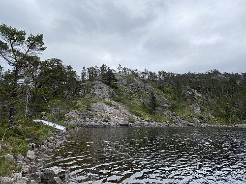 Ved utløpet av Svartavatnet. Skal ein vidare mot Bratteli, må ein gå stilaust opp svaberga og vidare austover eit stykke