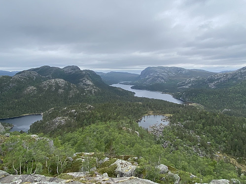 Frå like oppunder sekundærtoppen med herleg utsikt nordover, med Svartavatnet og Liaknuten til venstre og Longavatnet med Vardhusheia og Skitli til høgre