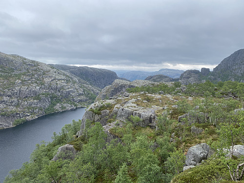 Utsikt sørover Kvednavatnet i retning Bratteli. Me ser pytten i skardet mot Stemvatnet til venstre og dei karakteristiske nabbane under Bratteliknuten til høgre