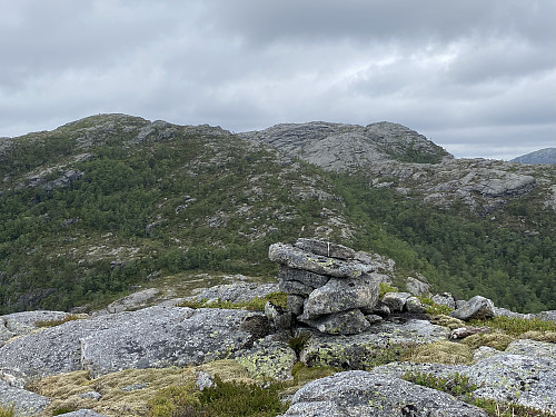 På sekundærtoppen aust for Kvelven med utsikt mot Liaknuten med sine to toppar