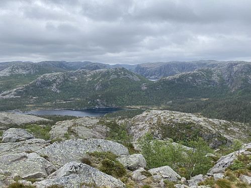 Mot sørenden av Longavatnet og ein flik av Skivatnet. Sekundærtoppen nord for Skivatnet sjåast midt i bildet