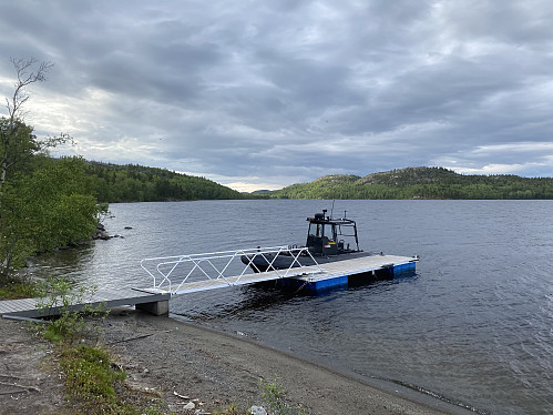Grensepatruljebåt like sør for Harefossen. Vi ser nordover mot det smale sundet hvor fossen var