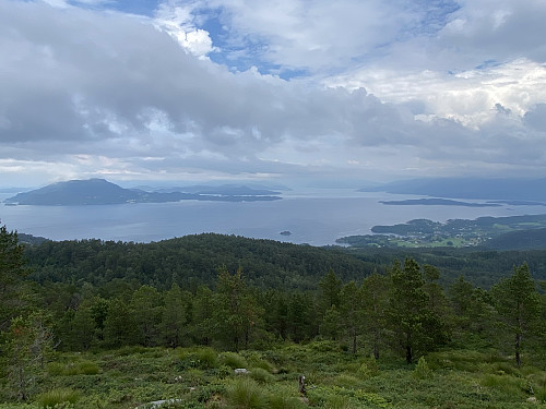 Mot Innbjoa og Sunnhordlandsbassenget med Borgundøy dominerende