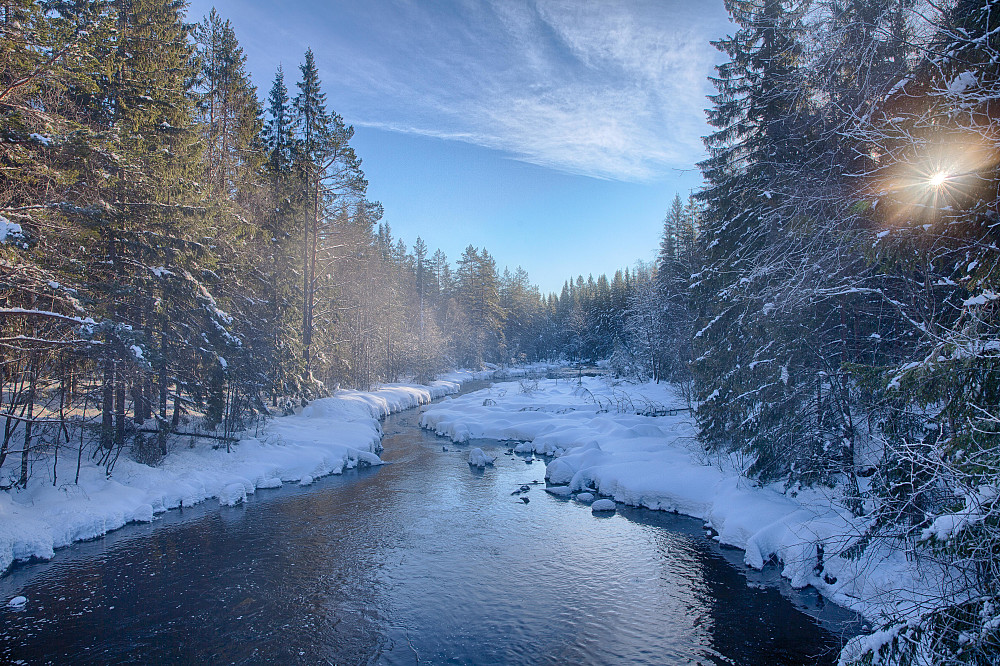 Skarselva fra broen ved demningen på Øyangen