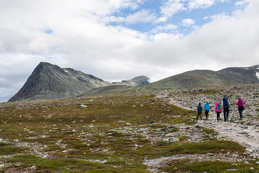 Marsjen opp fra Rondvassbu. Kan skimte Rondslottet med et slør av nysnø i det fjerne