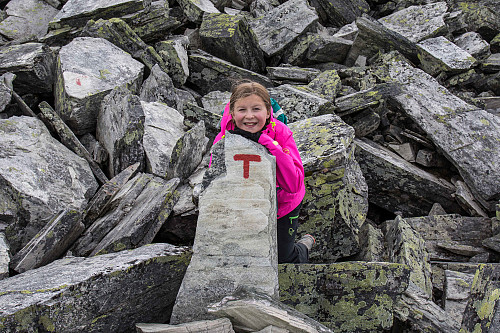 Karoline ved en av de mange T-ene som viste veien til toppen.