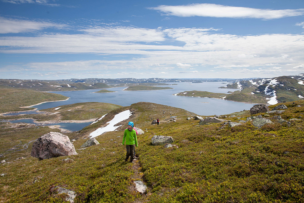 Kristian med Rosskreppfjorden i bakgrunnen. Utgangspunktet et lengst bort på høyre side av vannet.